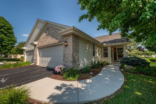 5724177 N Sycamore Cir, Sussex, WI, 53089-5160 | Card Image