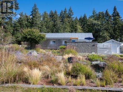 5667 Gillies Bay Rd, House other with 3 bedrooms, 2 bathrooms and null parking in Van Anda BC | Image 1