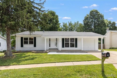 274 Cedar Village Ct, Ballwin, MO, 63021-6116 | Card Image