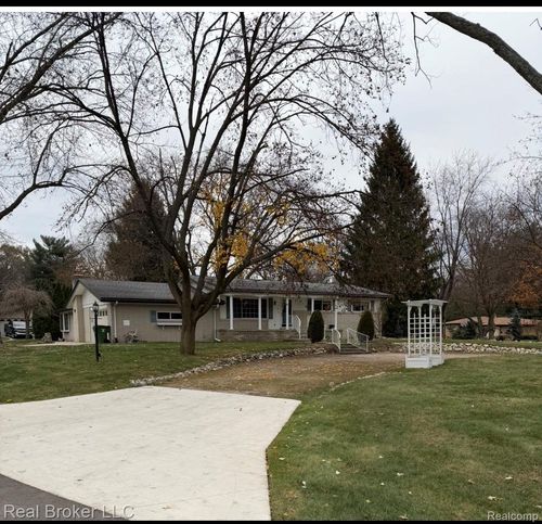 52816 Heatherway Dr, Shelby Township, MI, 48316-3243 | Card Image