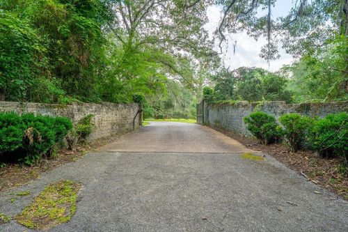 9885 Old Centerville Rd, Tallahassee, FL, 32309-8011 | Card Image