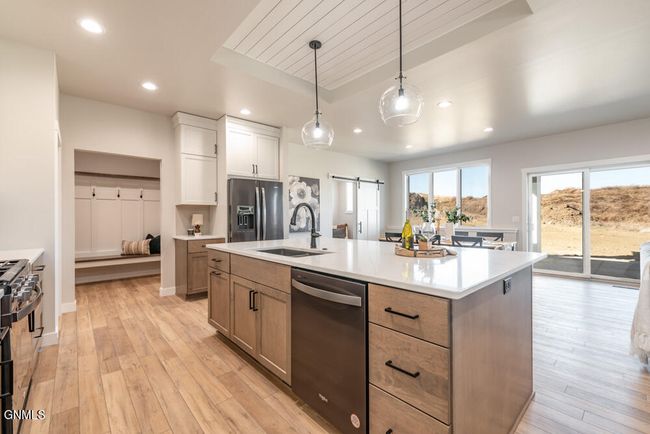 2020 Prairie Hawk Dr, Townhouse with 3 bedrooms, 2 bathrooms and null parking in Bismarck ND | Image 9