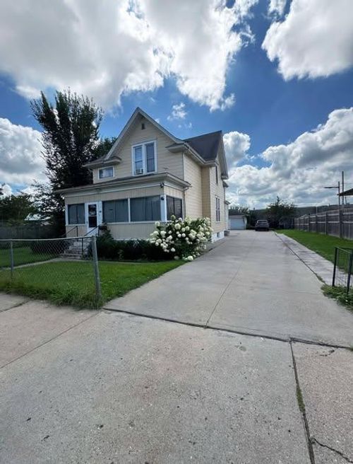 552 Burgess St, Saint Paul, MN, 55103-1501 | Card Image