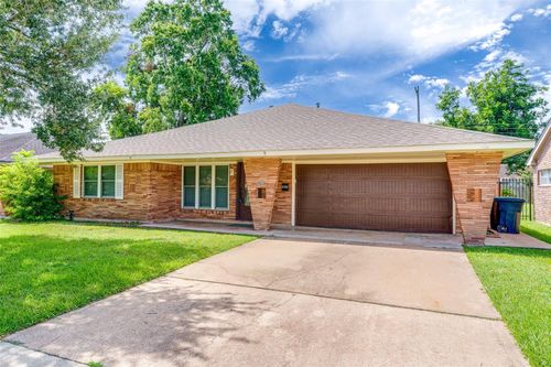 4025 Silverwood Dr, Houston, TX, 77025-5432 | Card Image