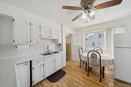 8282 Plainview Ave, Detroit, MI, 48228-2934 | Card Image