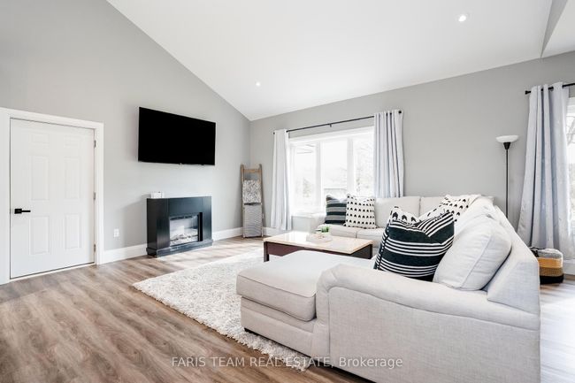 27 Leisure Crt, House other with 3 bedrooms, 1 bathrooms and 4 parking in Coldwater ON | Image 8