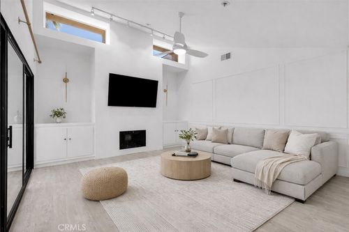 874 Village Sq N, Palm Springs, CA, 92262-7821 | Card Image