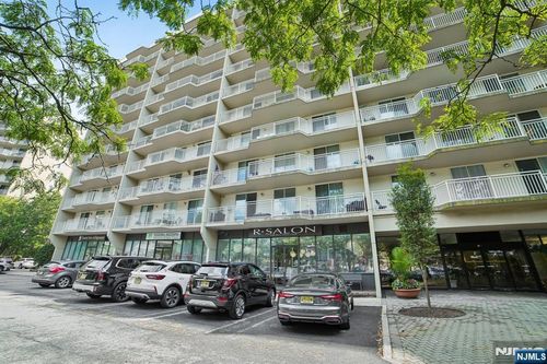 1055 River Rd, Edgewater, NJ, 07020-1364 | Card Image