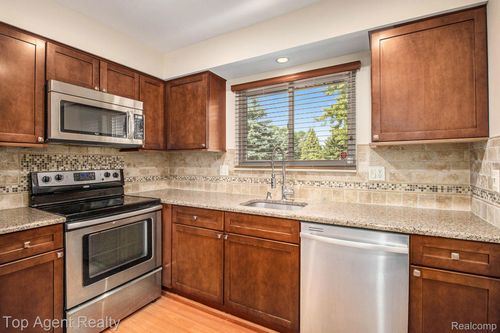 3990 Old Creek Rd, TROY, MI, 48084-1662 | Card Image