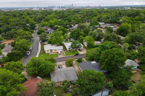 1422 Yorkshire Dr, Austin, TX, 78723-1831 | Card Image