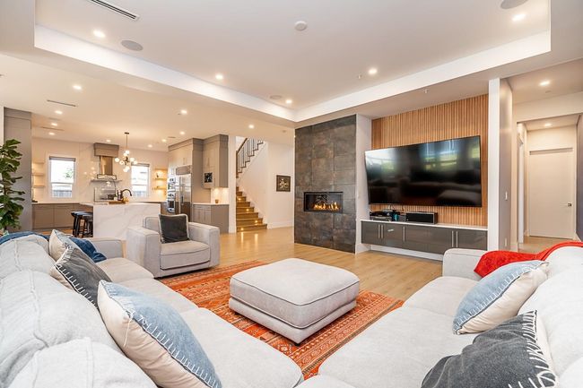 21661 Ridgeway Cres, House other with 8 bedrooms, 8 bathrooms and 6 parking in Maple Ridge BC | Image 5