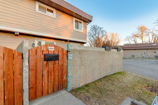 604 - 4740 46 Avenue Sw, Home with 3 bedrooms, 1 bathrooms and 2 parking in Calgary AB | Image 5
