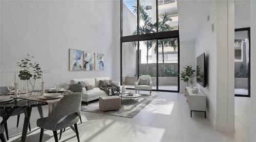 th-2-3034 Oak Ave, Miami, FL, 33133-5130 | Card Image