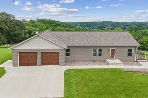 2354 Middle Calmar Rd, Decorah, IA, 52101-7867 | Card Image
