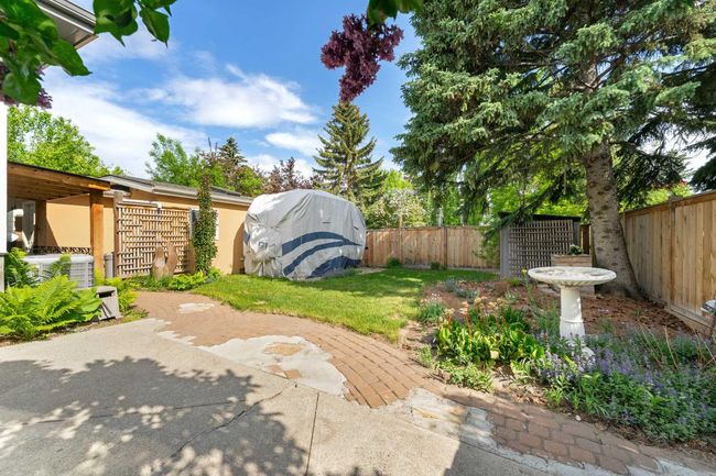 2328 Uxbridge Drive Nw, House other with 3 bedrooms, 3 bathrooms and 5 parking in Calgary AB | Image 41