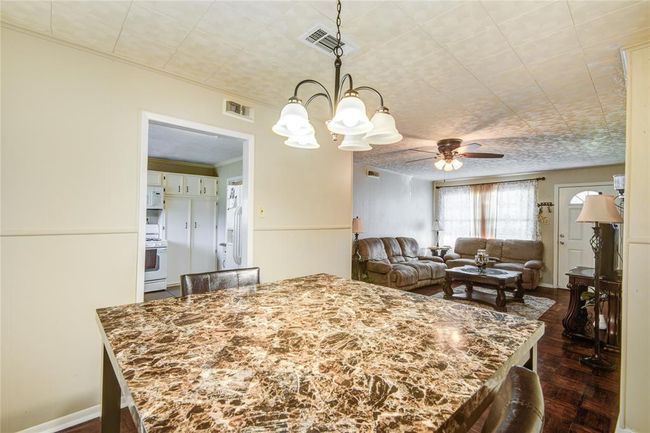 131 Laurel St, House other with 4 bedrooms, 1 bathrooms and 1 parking in Lake Jackson TX | Image 9