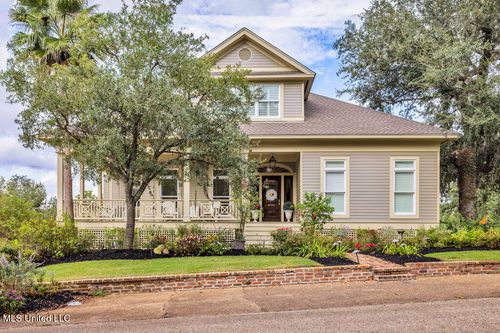 207 Washington Ave, Ocean Springs, MS, 39564-4625 | Card Image