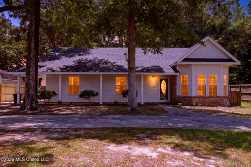 2621 Beachview Dr, Ocean Springs, MS, 39564-9572 | Card Image