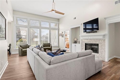 909 Se 13th St, Lee's Summit, MO, 64081-2912 | Card Image