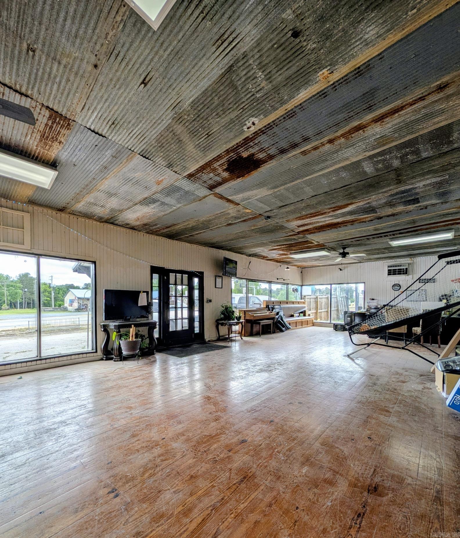 Commercial Sale in Mena 2