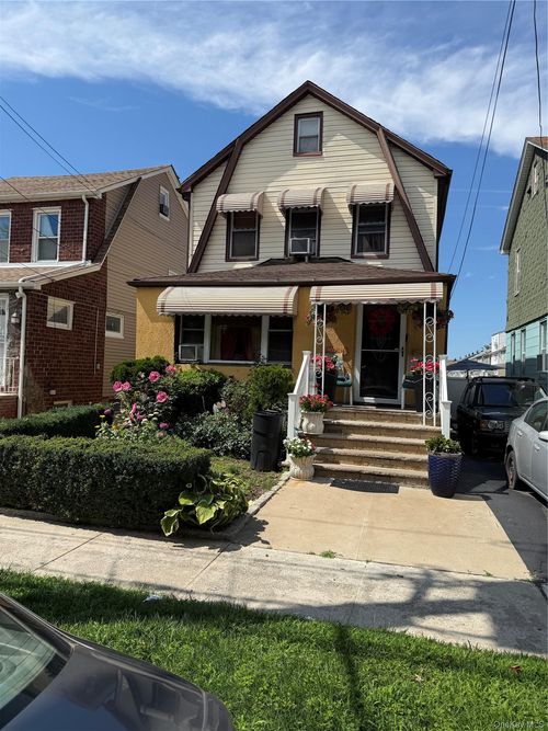 19811 116th Ave, Saint Albans, NY, 11412-3201 | Card Image