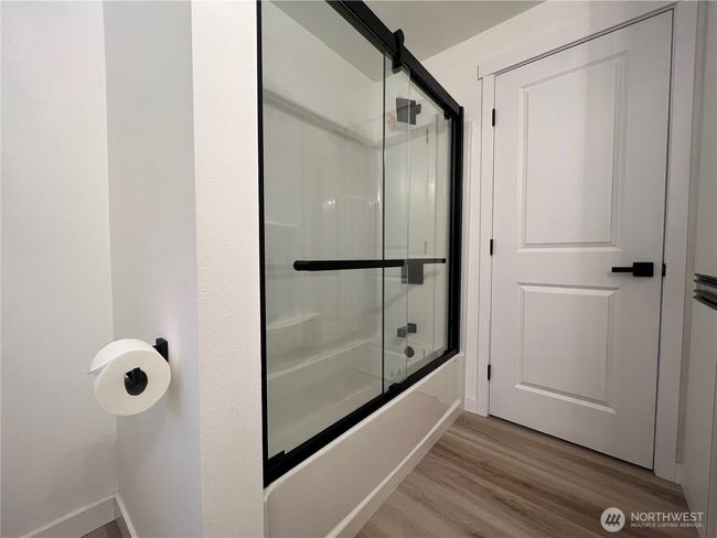 Bathroom 1 | Image 32