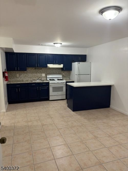 39 Stone St, Newark, NJ, 07104-2517 | Card Image