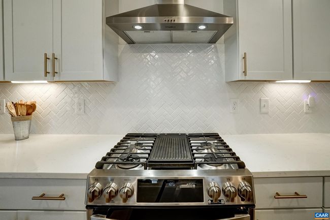 Gas range with griddle. | Image 19
