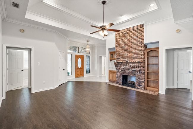 The entry has custom sidelite windows surrounding the door. | Image 14