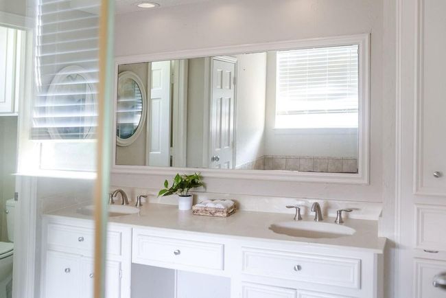 Dual vanity sinks | Image 15