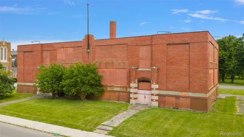 8411 E Forest Ave, Detroit, MI, 48214-1215 | Card Image