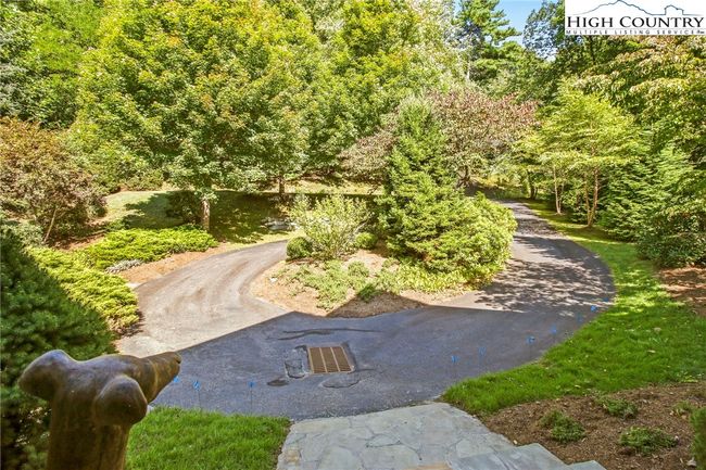 Circular driveway at front of home | Image 47