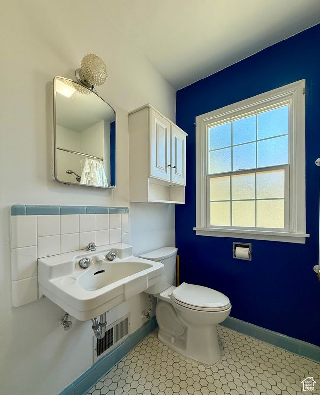Full bath with toilet, baseboards, and a shower with shower curtain | Image 22
