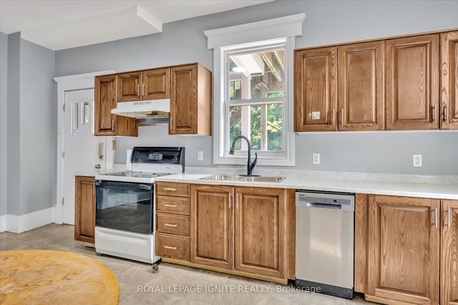 293 Dalhousie St, Home with 5 bedrooms, 3 bathrooms and 4 parking in Peterborough ON | Image 14
