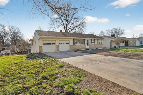 3721 S Pleasant St, Independence, MO, 64055-3215 | Card Image