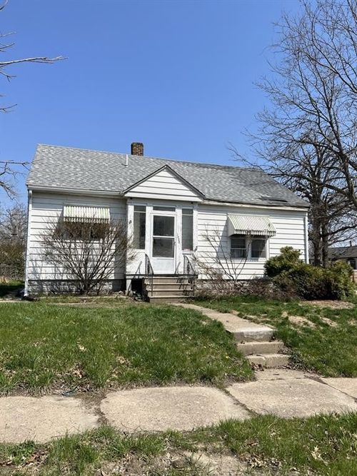 1002 Center Point Rd Ne, Cedar Rapids, IA, 52402-3821 | Card Image