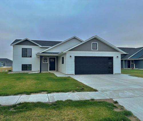 122 Wedgewood Cir, Brookings, SD, 57006-3740 | Card Image