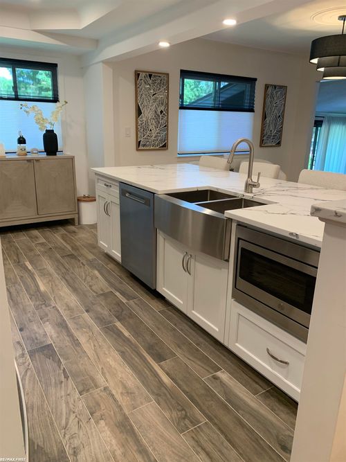 52811 Heatherway Dr, Shelby Twp, MI, 48316-3244 | Card Image