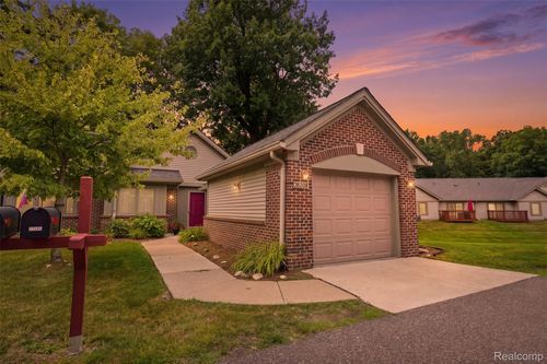 61-21305 Juniper Ct, Farmington Hills, MI, 48336-4100 | Card Image