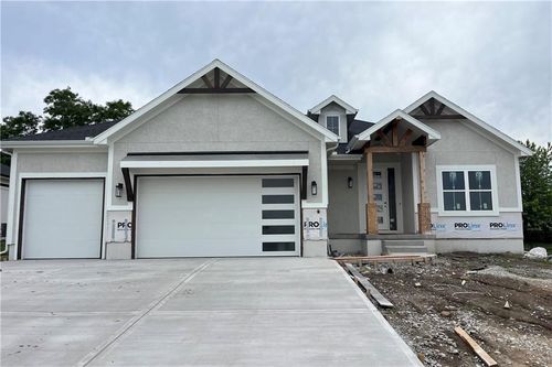 2616 Ne Woodland Oak Dr, Lee's Summit, MO, 64086-7126 | Card Image
