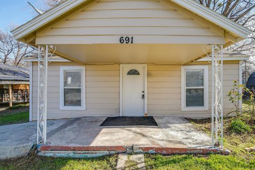 691 Meadow Park Dr, White Settlement, TX, 76108-2805 | Card Image