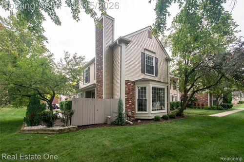 1572 Kings Cove Dr, Rochester Hills, MI, 48306-4233 | Card Image