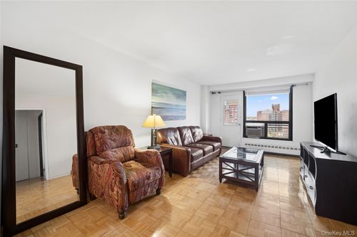 12m-61-35 98th St, Rego Park, NY, 11374-1424 | Card Image