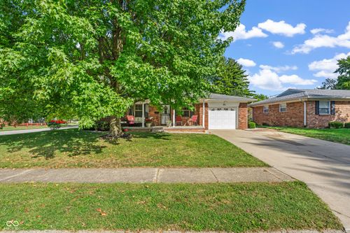 2 Oakmont Ct, Beech Grove, IN, 46107-2614 | Card Image