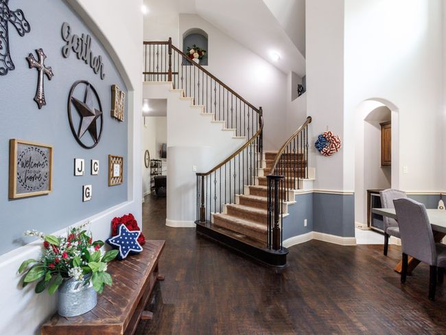 Harmonious views of the interior greet you as soon as you enter the home. | Image 5