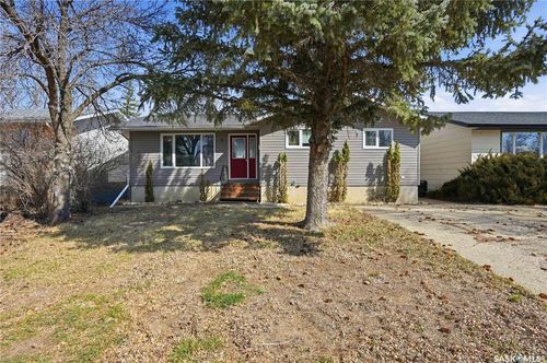 512 4th Ave E, Assiniboia, SK, S0H0B0 | Card Image