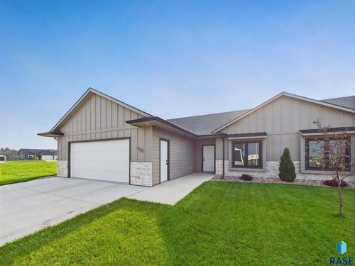 908 Sundance St, Valley Springs, SD, 57068-2007 | Card Image