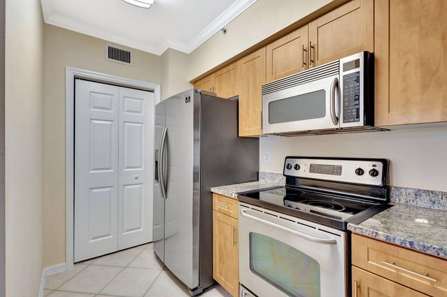 APT-302 - 6510 Emerald Dunes Dr, Condo with 2 bedrooms, 2 bathrooms and null parking in West Palm Beach FL | Image 11