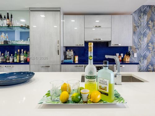 3302-650 Ne 32nd St, Miami, FL, 33137-5261 | Card Image
