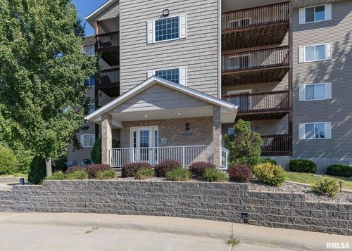 4086 Creek Hill Dr, Bettendorf, IA, 52722-8254 | Card Image